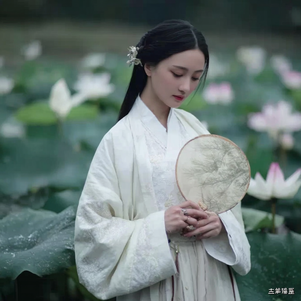 这就是排面！《新闻联播》报道中国男篮获得本届亚洲杯亚军的新闻